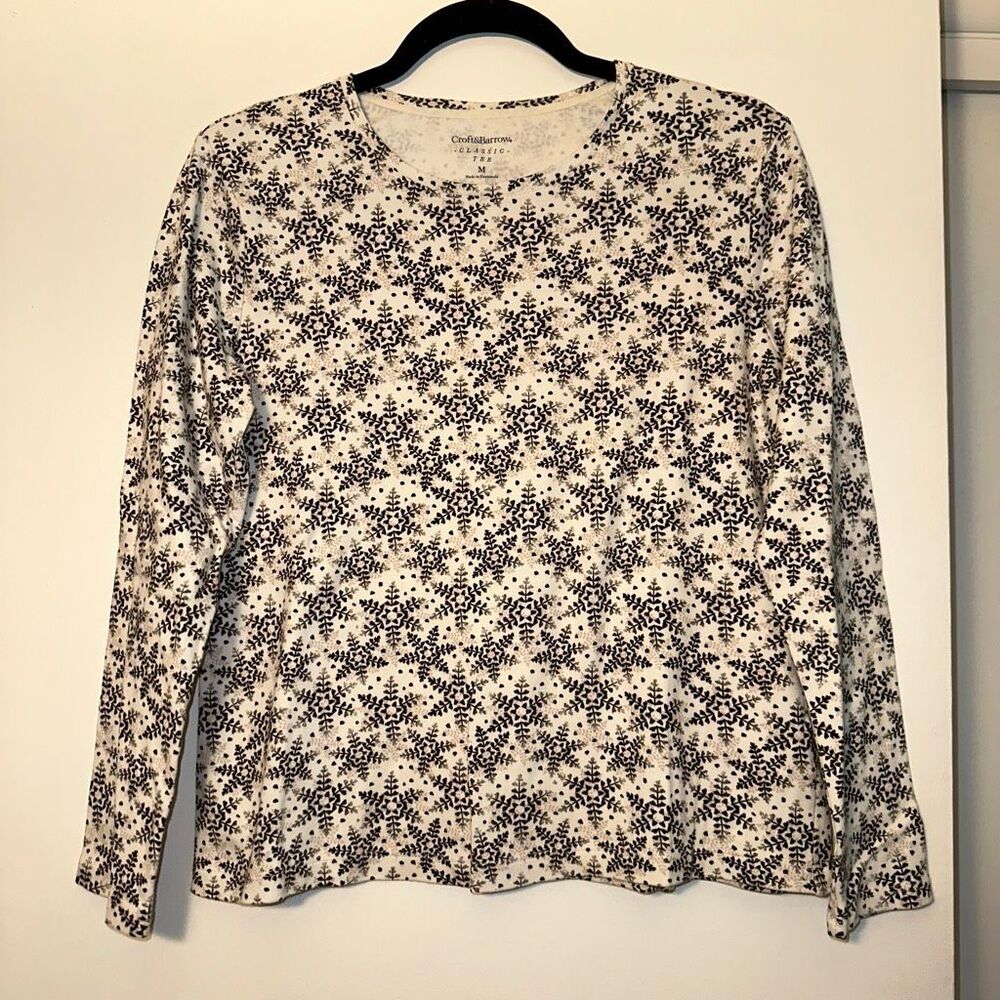 Croft & Barrow Women’s Medium Long Sleeve Classic Tee White Black Snowflake GUC